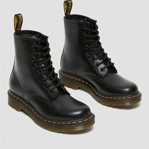 Doc Martens original style smooth Leather 1460 . size 8 only worn twice